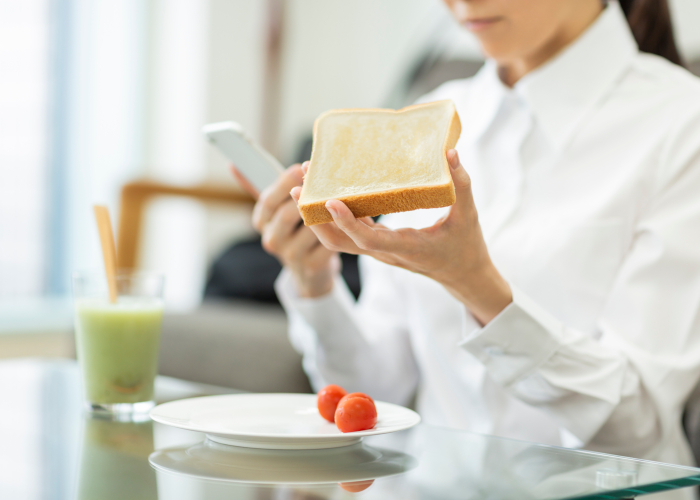 スマホを操作しながらの食事は料理に集中できないのでNG