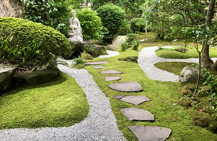 伊勢砂利を使った苔庭