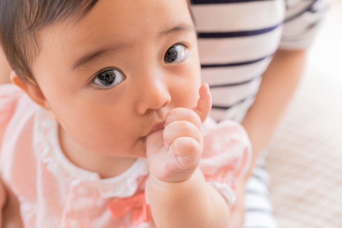 目線を変えれば印象も変わる　上目遣いをする赤ちゃん