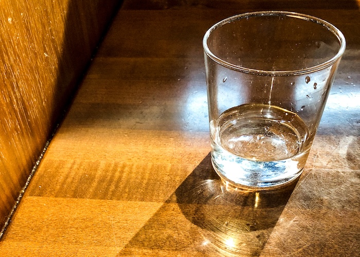 寝る前の水分補給は飲み方に注意! 睡眠の質を上げる飲み物はコップ1杯の水