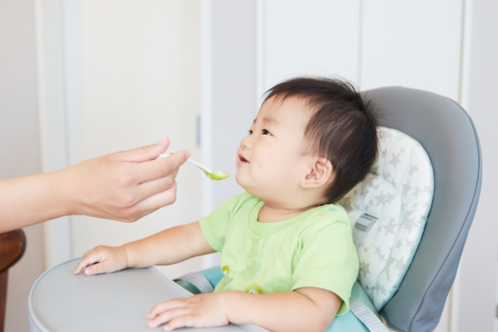 【年齢別の食育】子どもが食と関わるためのサポート方法・0歳児も声掛けが大切