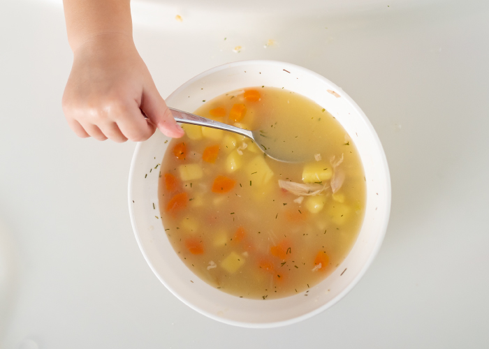 1歳前後の子どもは指差しでOK! 発語がなくても楽しめる食育「食べ物クイズ」